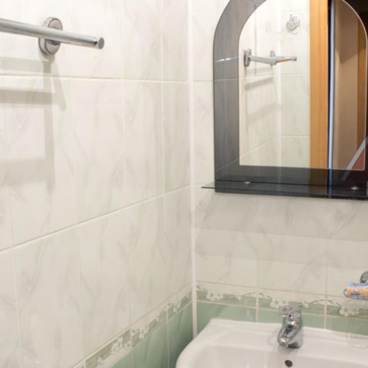 Оснащение ванной комнаты 1 местного 1 комнатного номера 2 категории, Корпус 1 в санатории им. 30-летия Победы Железноводск